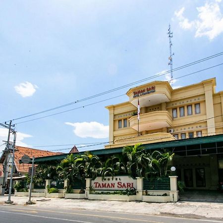 Reddoorz Plus Near Alun Alun Karanganyar Solo Exterior foto