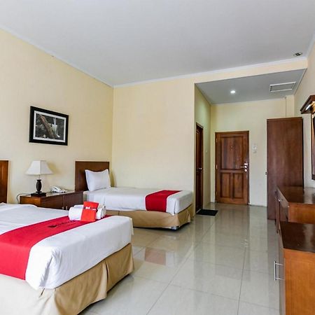 Reddoorz Plus Near Alun Alun Karanganyar Solo Exterior foto