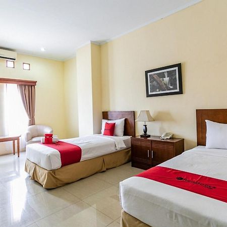 Reddoorz Plus Near Alun Alun Karanganyar Solo Exterior foto