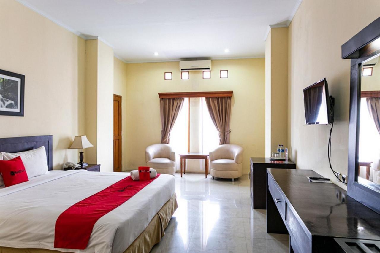 Reddoorz Plus Near Alun Alun Karanganyar Solo Exterior foto