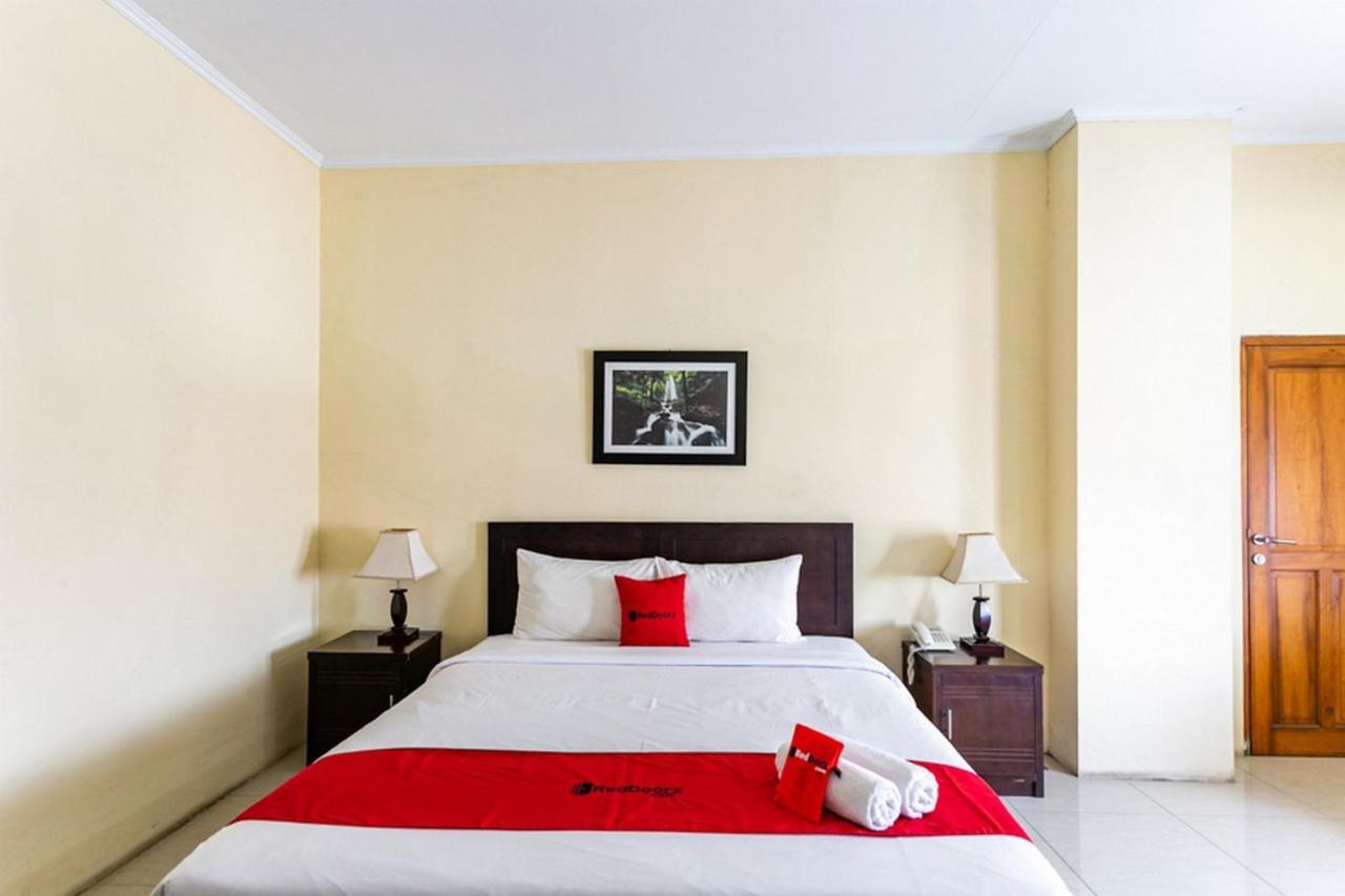 Reddoorz Plus Near Alun Alun Karanganyar Solo Exterior foto