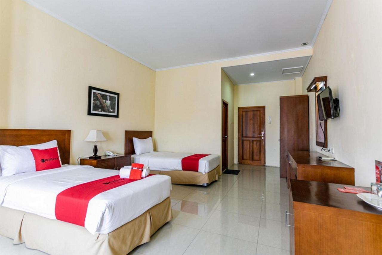 Reddoorz Plus Near Alun Alun Karanganyar Solo Exterior foto