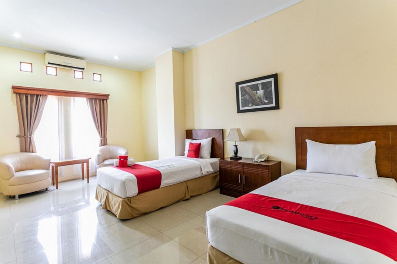 Reddoorz Plus Near Alun Alun Karanganyar Solo Exterior foto