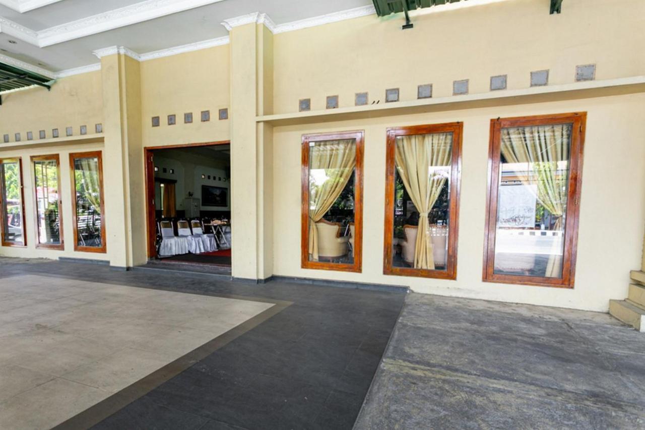 Reddoorz Plus Near Alun Alun Karanganyar Solo Exterior foto