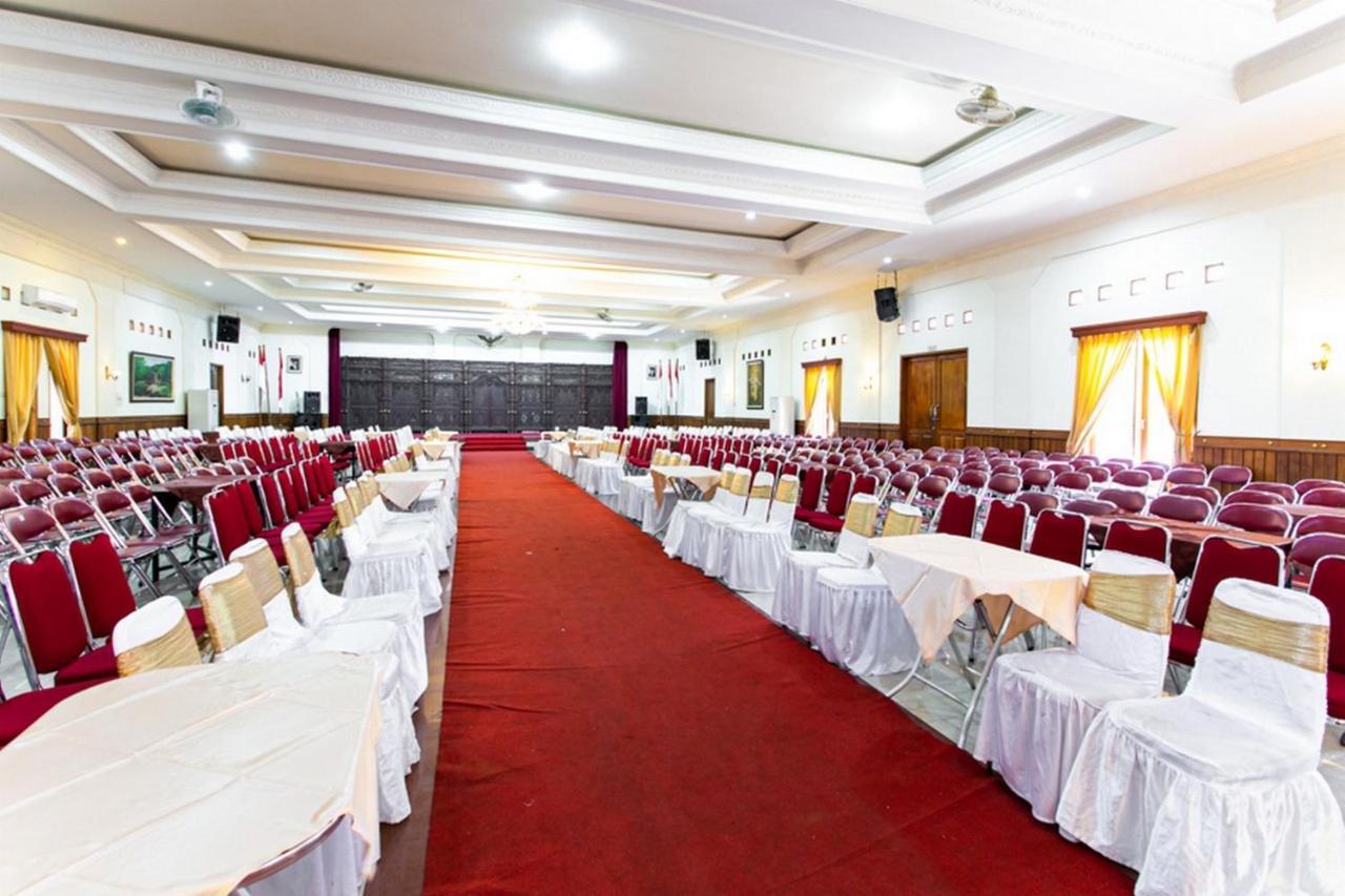 Reddoorz Plus Near Alun Alun Karanganyar Solo Exterior foto